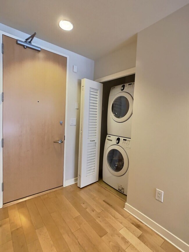 Photo - Luxury 1 Bedroom Condo at Axis – with Outdoor Patio Space! Unidad 105