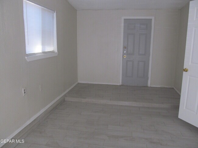 Photo - 253 Jensen Ave