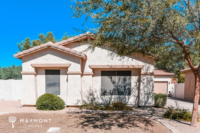 Building Photo - 926 E Madeline Dr