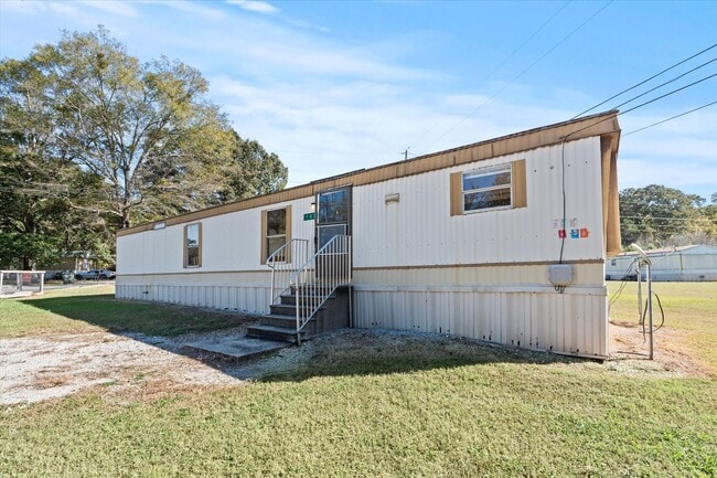 Building Photo - Updated 2BR/1BA Trailer in Muscle Shoals –...