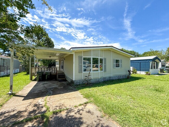 Building Photo - 3 bedroom 2 bath mobile home with tons of ...
