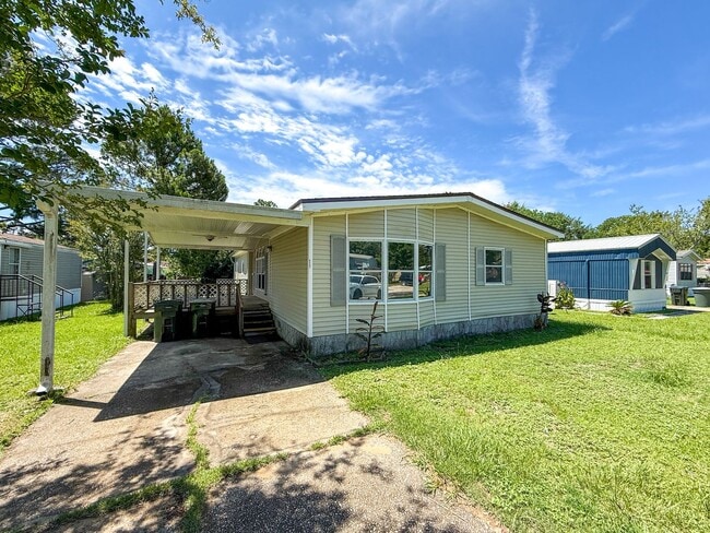 Building Photo - 3 bedroom 2 bath mobile home with tons of ...