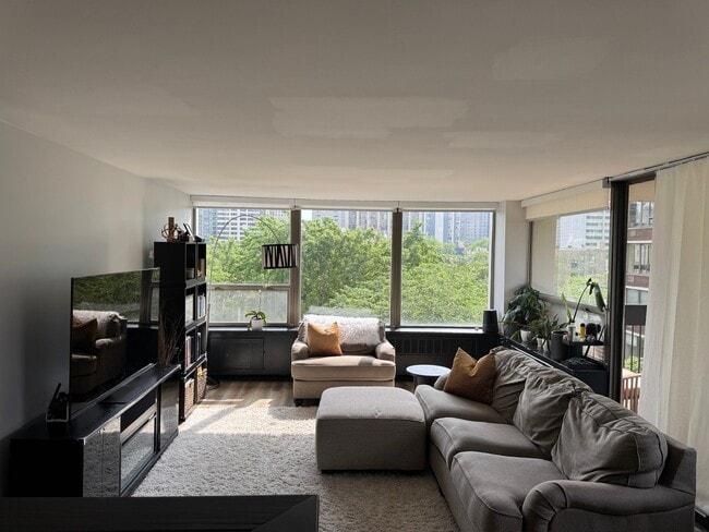 Photo - 1460 N Sandburg Terrace