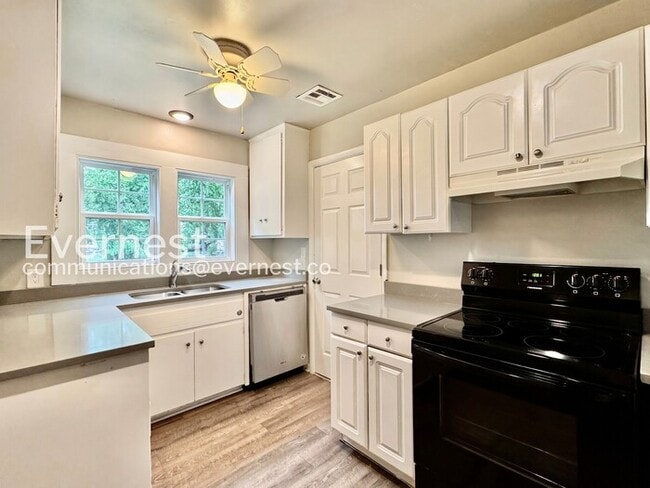 Photo - 802 N Birch St