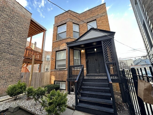Building Photo - 2630 N Fairfield Ave Unit Coach 2