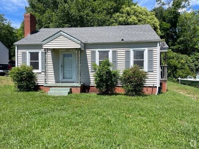 Building Photo - Freshly painted 2 bedroom 1 bathroom house...