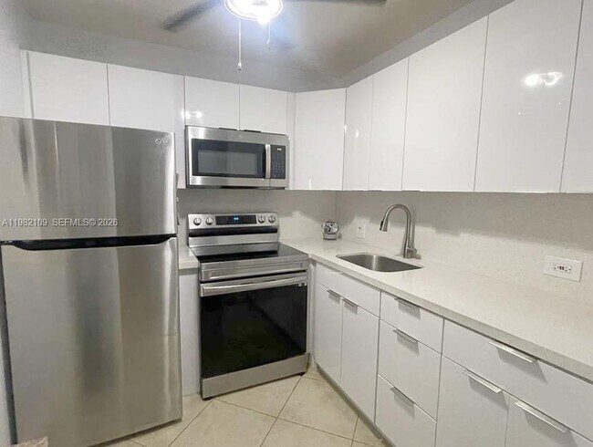 Building Photo - 49 Brighton B Unit 49