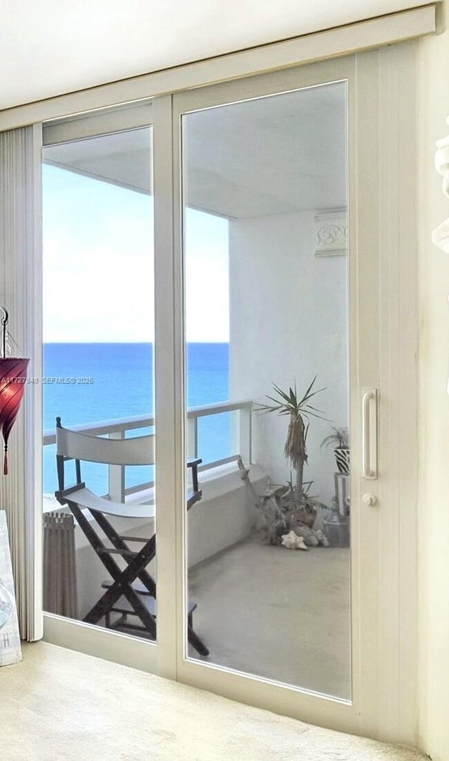 Building Photo - 5005 Collins Ave Unit 1224