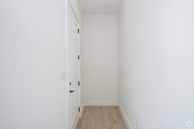 3BR, 3BA - 1,658SF - Entrance