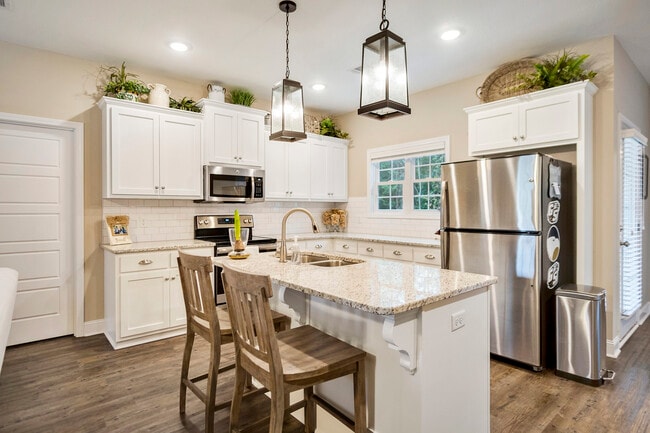 Photo - 211 Silverthorn Dr