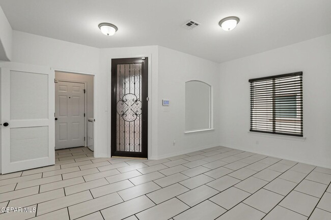 Photo - 569 Lanner Dr
