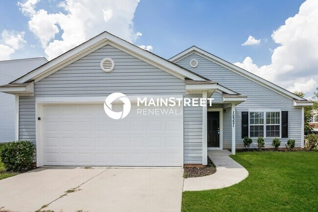 Building Photo - 3 Bedroom Pet-Friendly Home in Charlotte, NC with Main Street Renewal