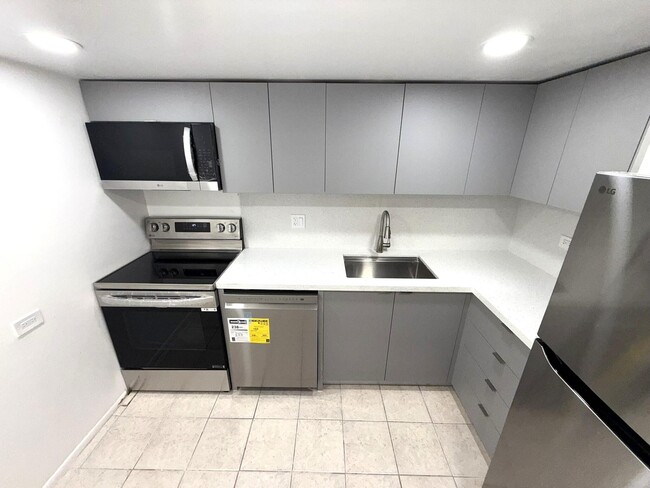 Building Photo - 3670 Inverrary Dr Unit 3g Rental