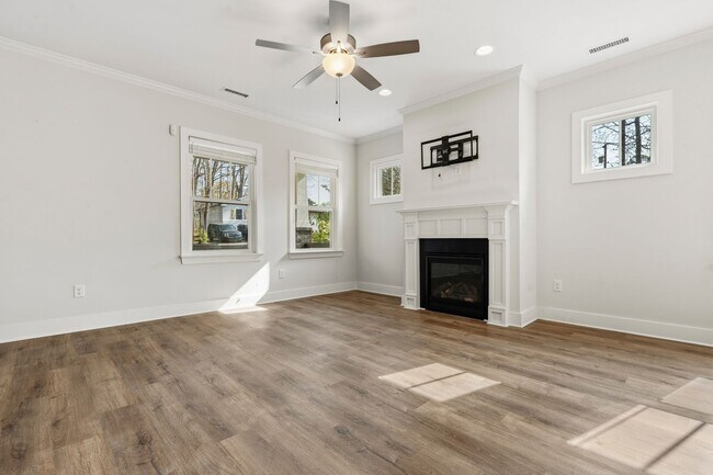 Photo - Gorgeous 4be/3ba With Fenced-In Backyard