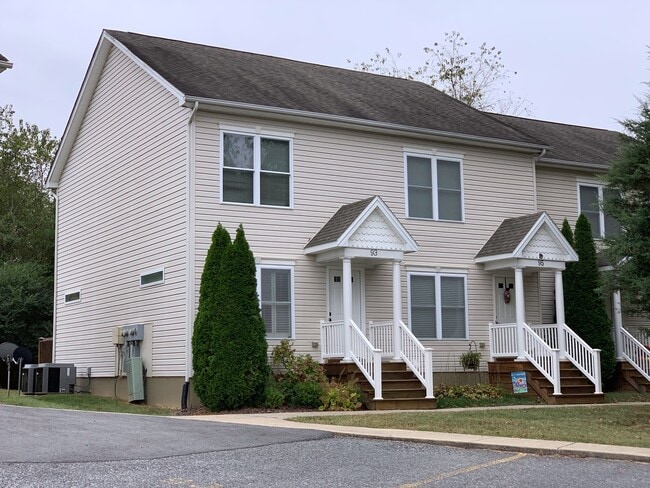 Building Photo - 2BR, 2.5 Ba End unit townhouse in Pikes Place