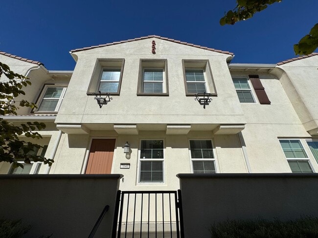 Building Photo - Beautiful 3Bd/2.5Ba Home in Gated Prado Co...