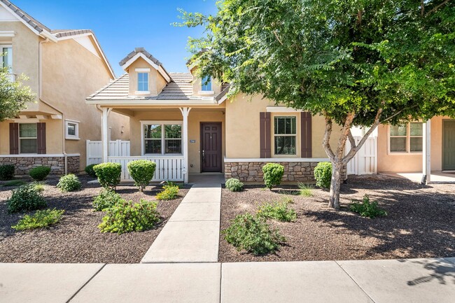 Gorgeous and spacious home in Gilbert, AZ! - Gorgeous and spacious home in Gilbert, AZ!