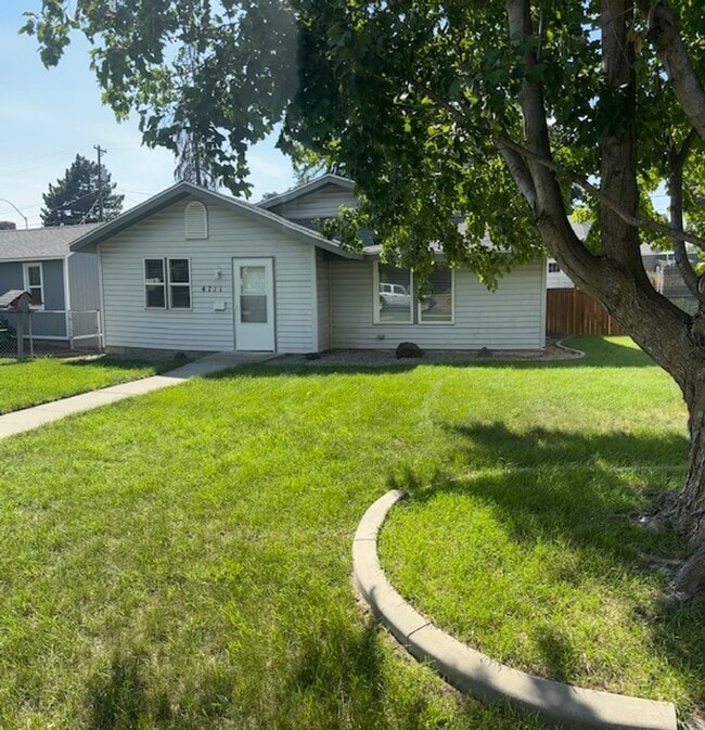 Building Photo - $1,495 / 2br - 947ft2 - Newly updated 2 bed 1 bath Northside House #1527 Dog Friendly!