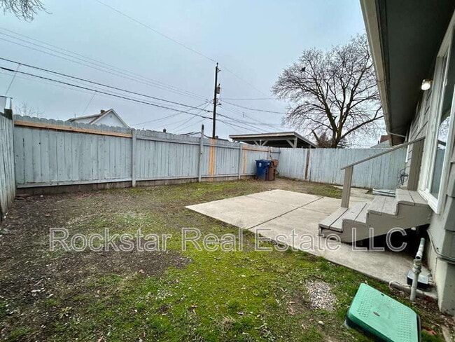 Photo - 704 E Bridgeport Ave
