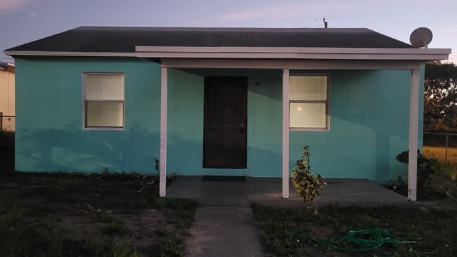 Photo - 857 W 5th St