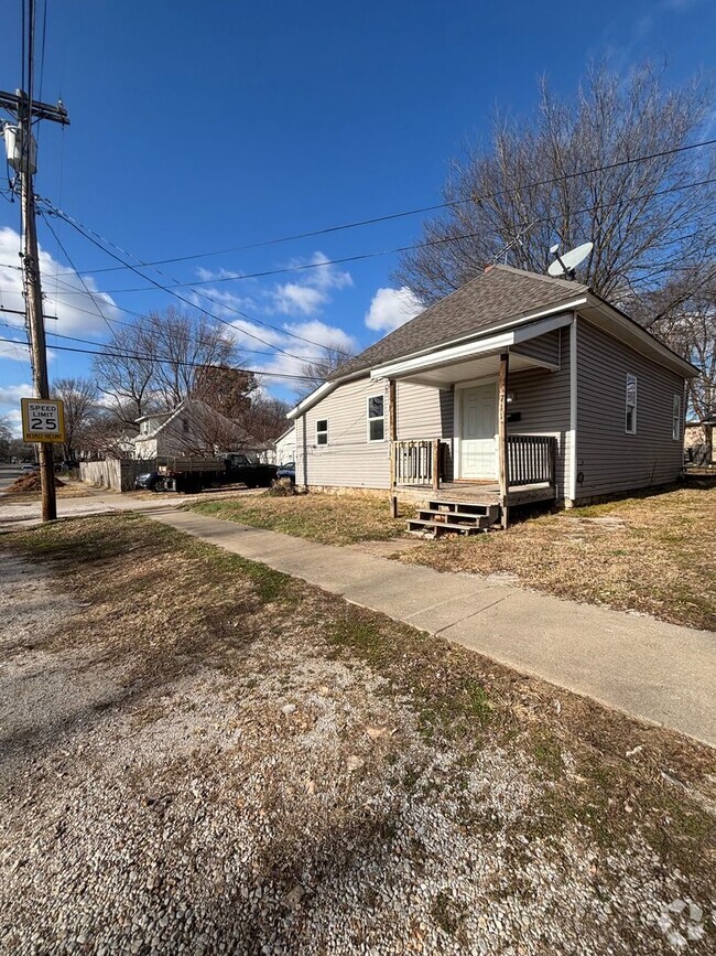 Building Photo - Super cute clean 2 bedroom 1 bath home ava...