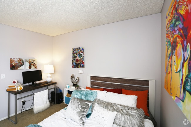 1BR, 1BA - 578 SF - Lake Balboa Townhomes