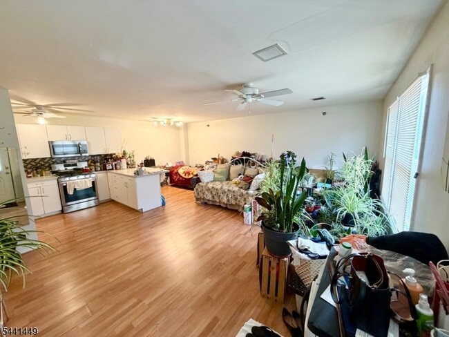 Building Photo - 336 Bloomfield Ave Unit 3B