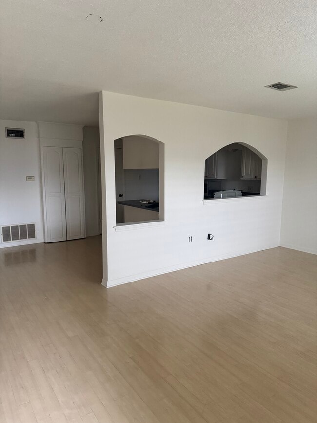 Photo - 4600 Parliament Dr Unit 201