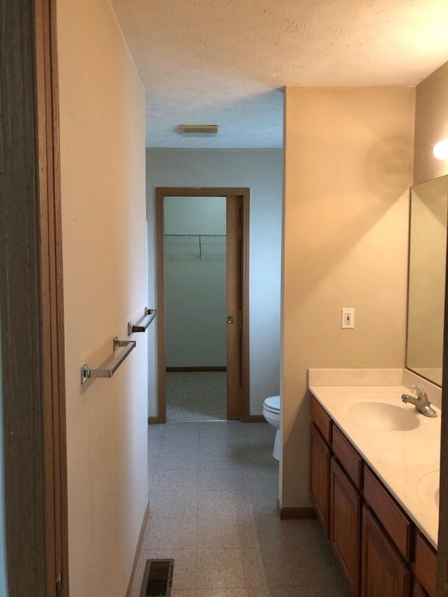 Building Photo - 2747 Wyndham Ct Unit (19) 2747 Wyndham Ct Rental