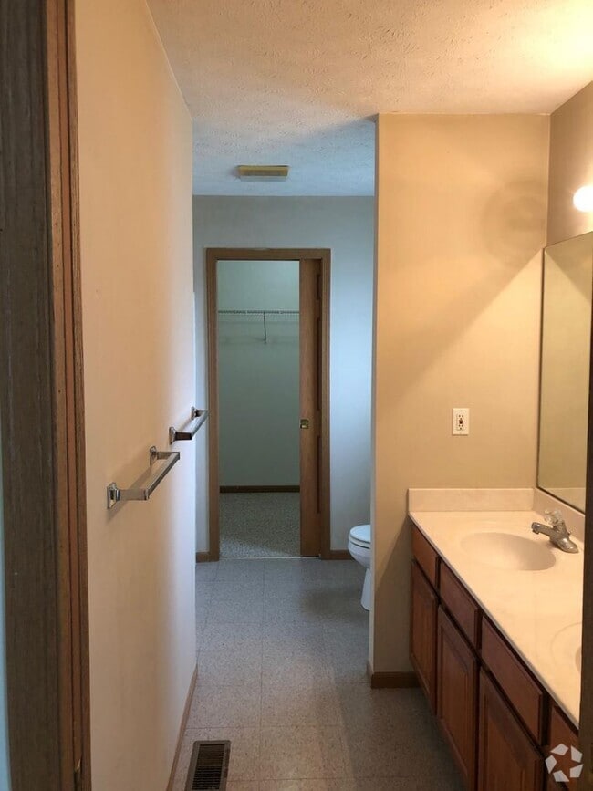 Building Photo - 2747 Wyndham Ct Unit (19) 2747 Wyndham Ct Rental