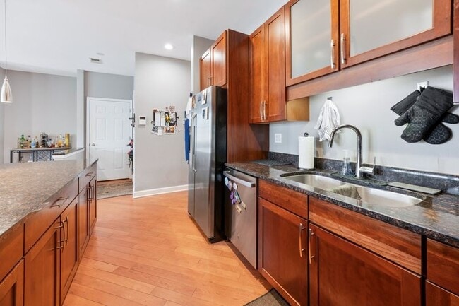 Photo - Stunning 2 Bed 2 Bath in the Ukrainian Village area Unit 3