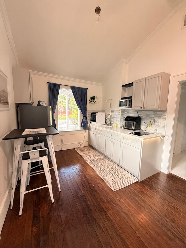 Building Photo - 1920 Victoria Ave