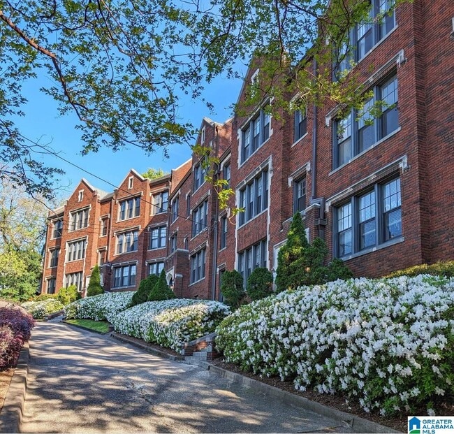 Building Photo - 3015 Highland Ave Unit 2