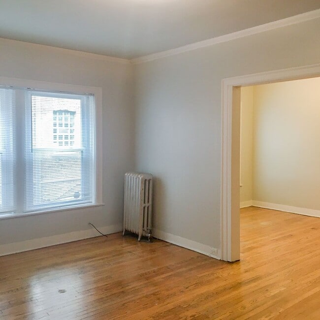 Building Photo - 2008 W Foster Ave Unit 1