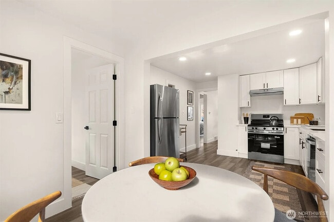 Photo - 935 N 92nd St