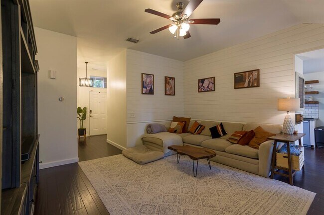 Photo - 906 Iris Dr