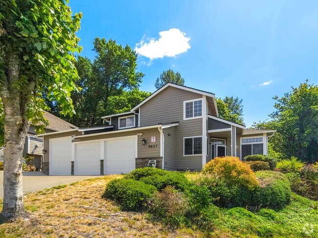 Building Photo - Spacious Remodeled Home with 3 Car Garage,...