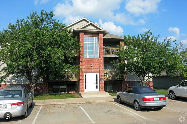 Building Photo - Incredibly located 2-bedroom, 1-bath condo... Unit 102