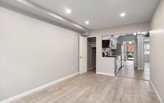 Photo - 25-53-53 College Point Blvd Unidad 1