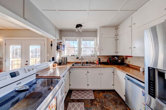 Photo - Pet Friendly 2 bed/ 1 bath single family h...