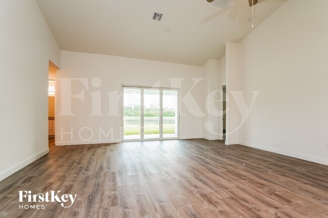 Photo - 741 Chestnut St E