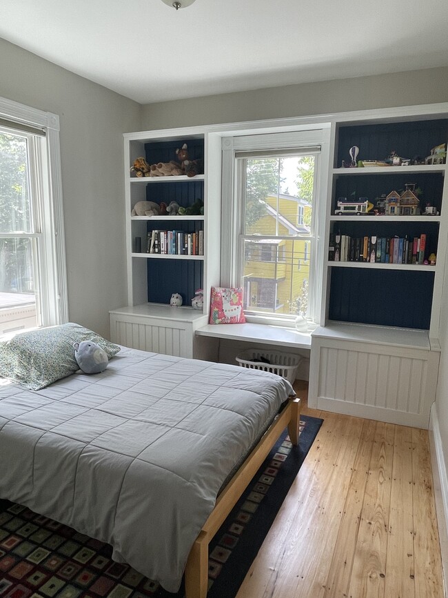 Bright sunny bdrm, dresser & closet in room - 161 Raymond St Unidad 2 Rental