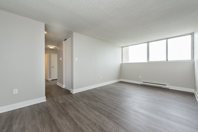 Photo - 220 Steeles Avenue West