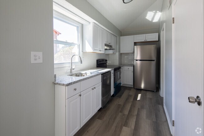 2BR, 1BA - 850SF - Kitchen
