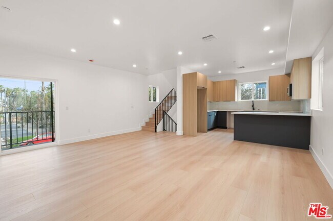 Photo - 913 N Hobart Blvd