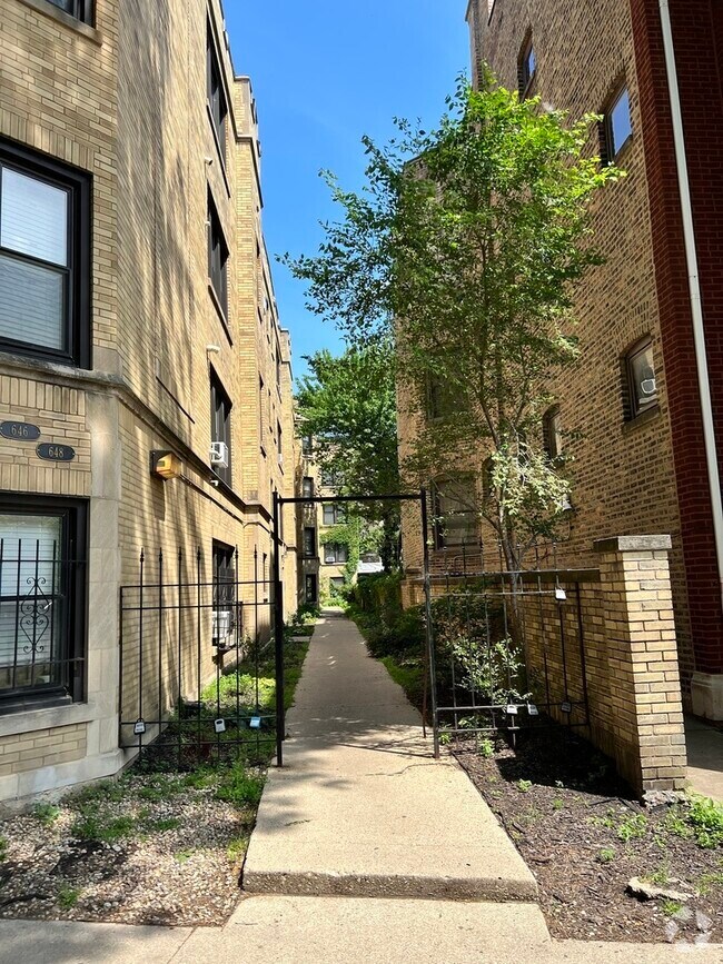 Building Photo - 648 W Roscoe St Rental