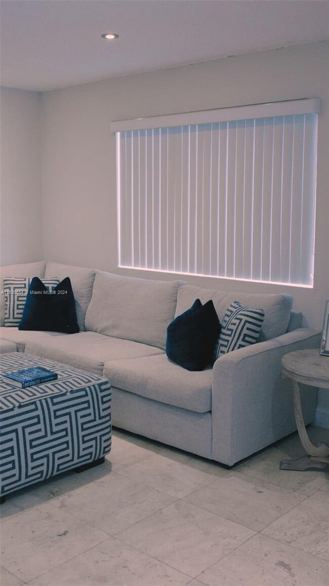 Photo - 6255 SW Kendale Lakes Cir Unidad 219