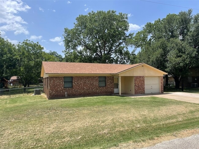 Building Photo - 204 Cedar Ln