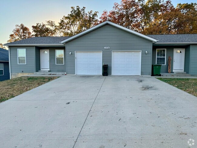 Building Photo - 2 bedroom, 2 bath duplex Unit A Rental