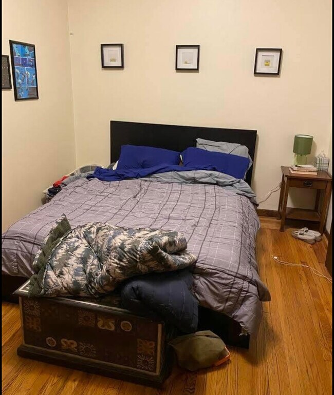 Main bedroom with queen bed. - 906 N Oakley Blvd Unit 1